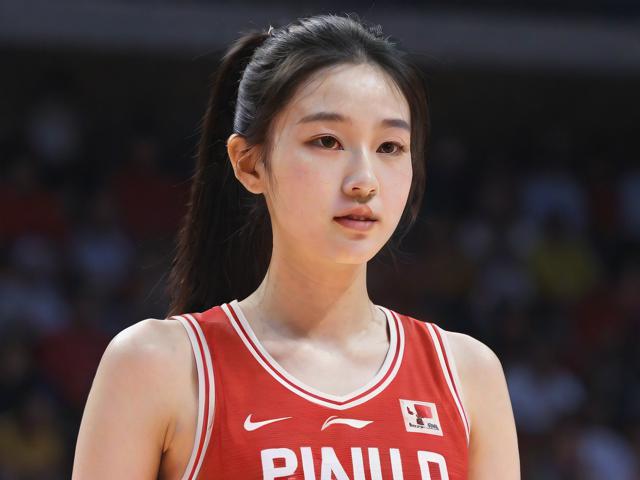 jiuyou.com_ 中国女篮年轻新秀崭露头角，未来可期，中国女篮最年轻的成员是谁