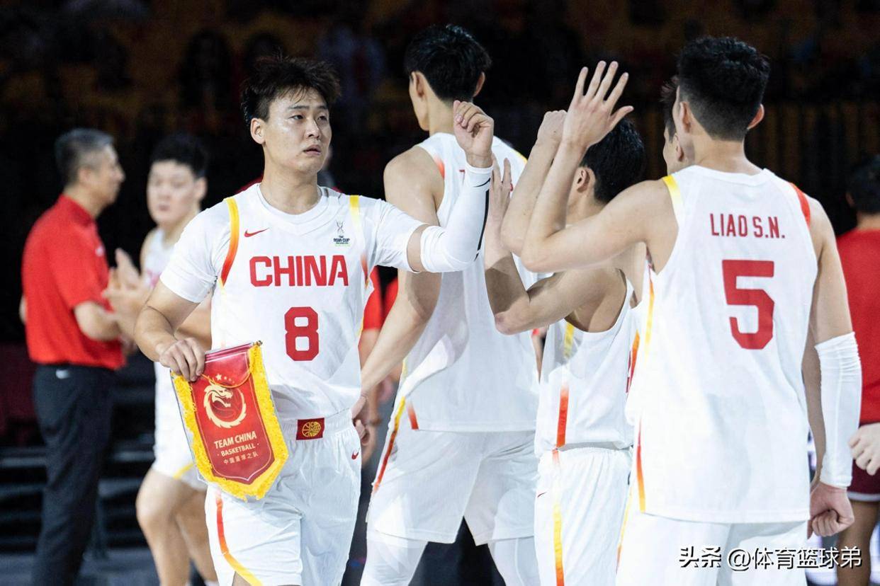 中国篮球运动员签约国际俱乐部，闪耀海外赛场